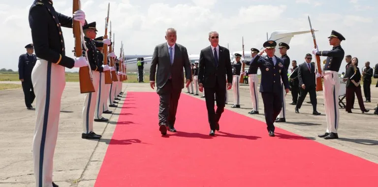 Luis Abinader llega a Cali para la investidura presidencial de Colombia