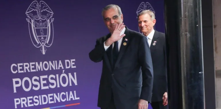 Luis Abinader asiste a transmisión de mando presidencial en Colombia
