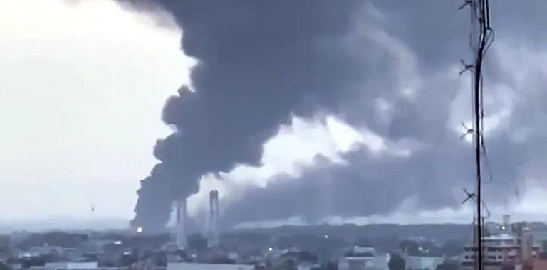 Incendio de basura en Cansino Adentro mantiene en alerta a Santo Domingo Este