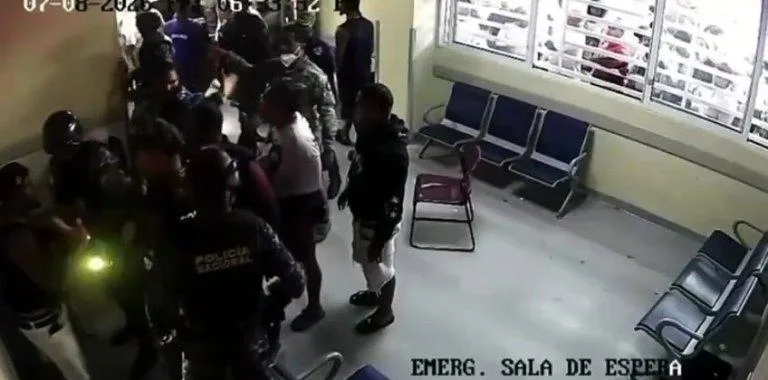 Hombre ingresa armado con cuchillo a emergencias de hospital en San Cristóbal y es detenido