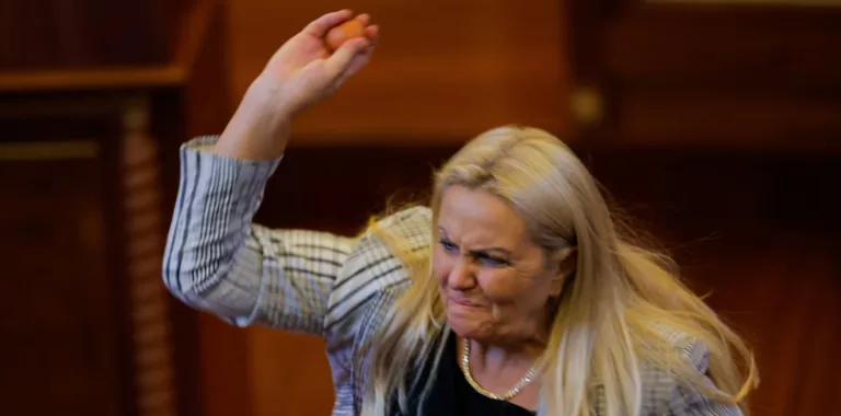 Diputada lanza huevos al primer ministro de Kosovo durante sesión parlamentaria