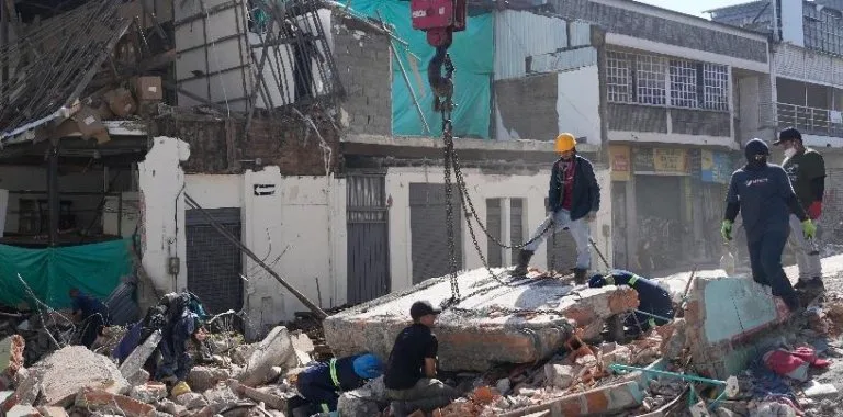 Terremoto de 7.4 en Colombia deja al menos 240 muertos y miles de afectados