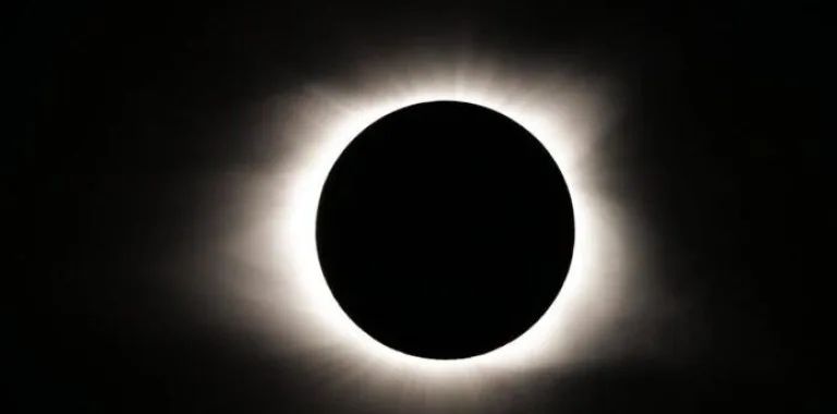 Eclipse total de Sol 2024: horario, ruta y recomendaciones para observarlo en España