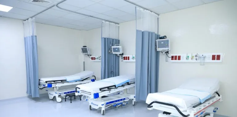 SNS confirma disponibilidad de más de 2,500 camas hospitalarias diarias en República Dominicana