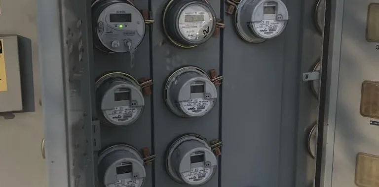 Edesur detiene a cinco personas por reconexión ilegal de electricidad en Torre Onix