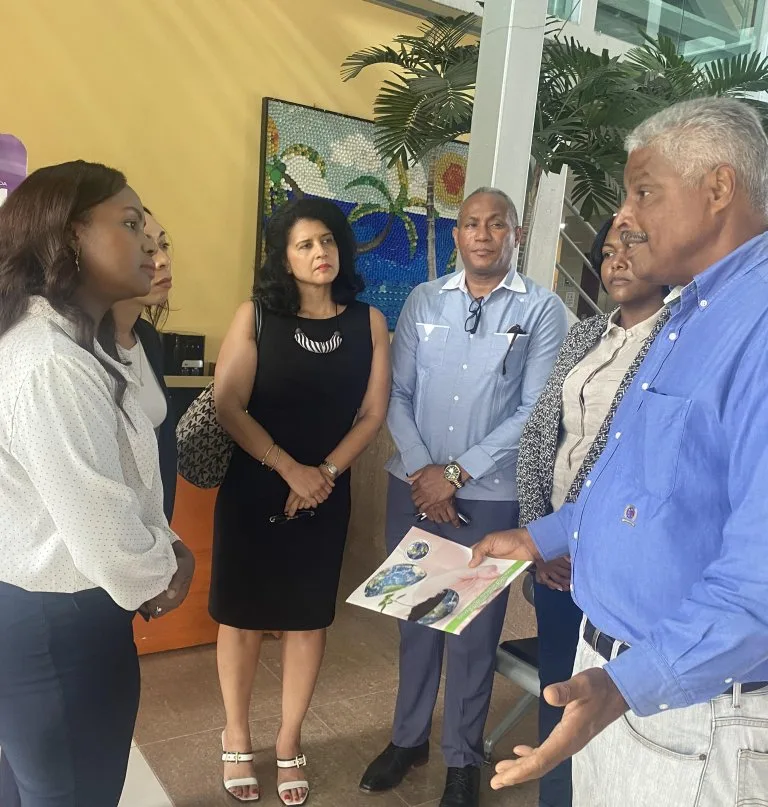 Grupos ambientalistas exigen medidas urgentes ante mortandad de peces en bahía de Puerto Viejo