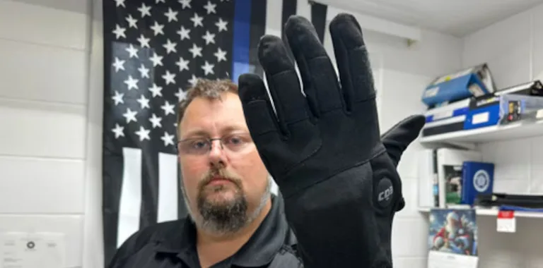 Congresistas demócratas critican plan de ICE para adquirir guantes eléctricos
