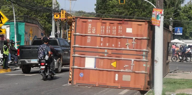 Accidente en la San Martín deja poste dañado y afecta servicios de telecomunicaciones