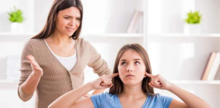Hijos que maltratan a sus padres: causas psicológicas y consecuencias