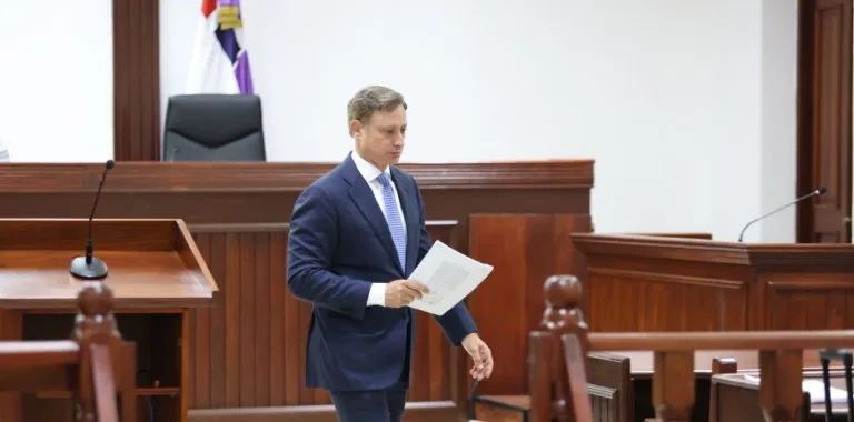 Tribunal rechaza extinguir proceso contra Jean Alain Rodríguez y ordena continuar juicio