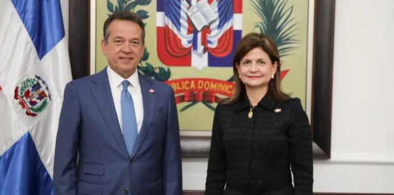 Raquel Peña juramenta a Víctor 'Ito' Bisonó como nuevo canciller de República Dominicana
