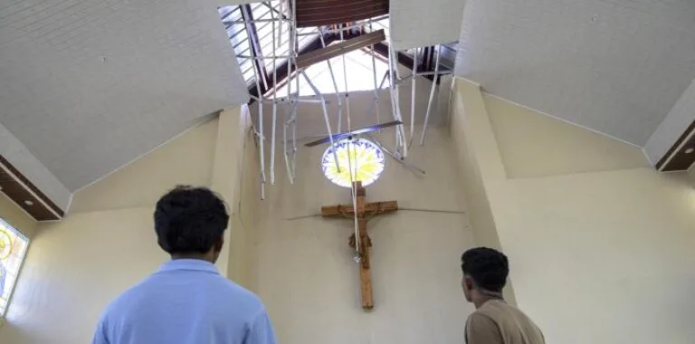 Terremoto de 7,7 en Indonesia deja 68 muertos y casi 10.000 desplazados