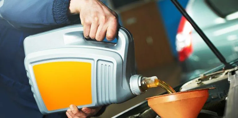 ¿Se deben pagar los montos no consumidos de combustible y mantenimiento al terminar el contrato?