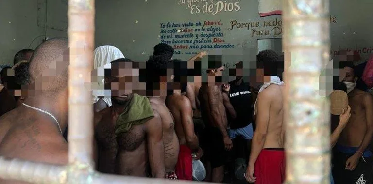 Defensoría Pública denuncia hacinamiento extremo en destacamento policial de Dajabón