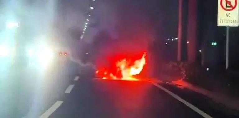 Dos personas heridas tras choque e incendio de motocicleta en el Malecón