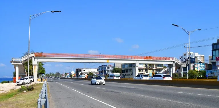 Cierre parcial en Autopista Las Américas por desmontaje de puente peatonal