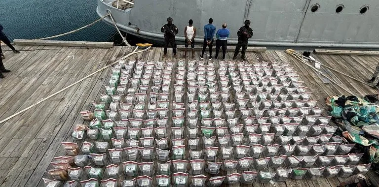 Incautan 1,3 toneladas de cocaína y 30 bloques de marihuana en operación marítima en Baní