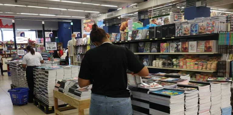Padres se preparan para el inicio escolar con compras de útiles a cuatro días del regreso a clases