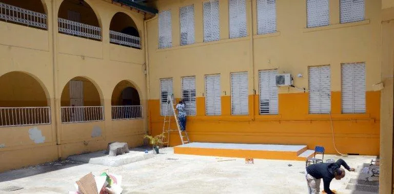 Escuelas de Santiago inician año escolar con docentes faltantes y obras inconclusas