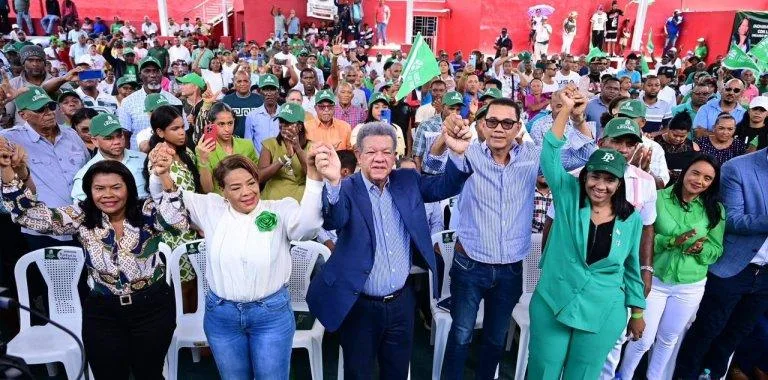 Vicealcaldesa de Los Alcarrizos se suma a Fuerza del Pueblo con más de 300 simpatizantes