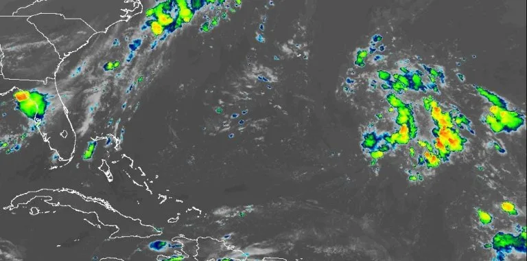 Indomet pronostica lluvias y tronadas por onda tropical y vaguada; sistema africano alcanza 50% de potencial ciclónico