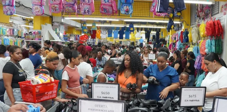 Padres aprovechan víspera del inicio escolar para comprar útiles en el Distrito Nacional