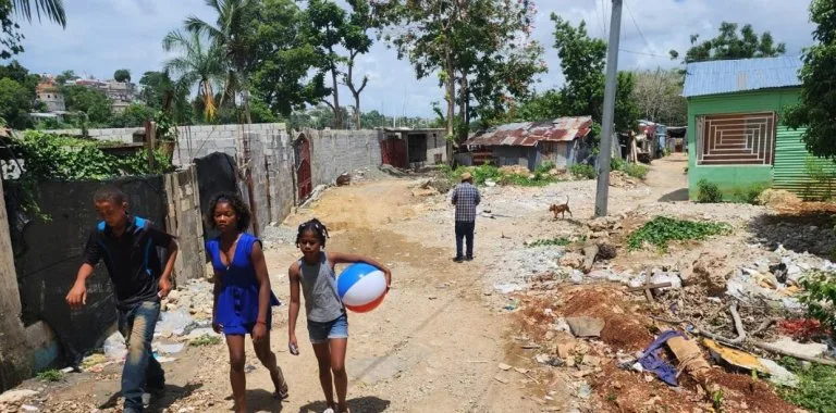 Desplazados por proyecto URBE se reubican en humedales del Ozama pese a esfuerzos de rescate