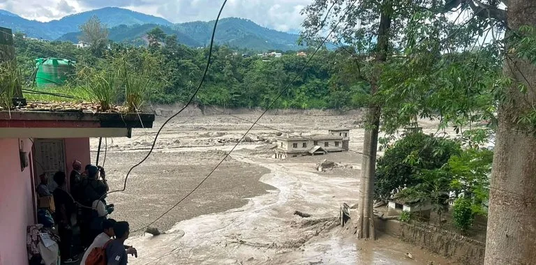 Riada en Nepal deja 55 muertos y 403 desaparecidos tras posible desencadenamiento por terremoto