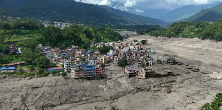 Inundación en Nepal y China deja 98 muertos y casi 900 desaparecidos