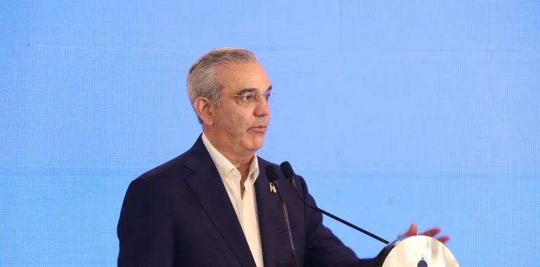 Abinader denuncia oligopolio en telecomunicaciones y respalda ingreso de Viettel Group