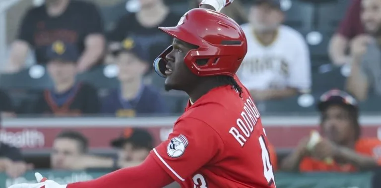 Rodríguez batea dos jonrones en histórica remontada de los Rojos sobre los Gigantes