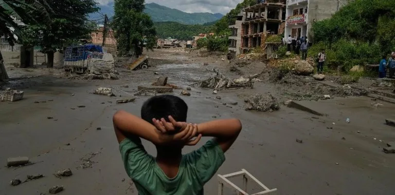 Riada de lodo en Nepal deja 160 muertos y 800 desaparecidos tras desprendimiento glacial