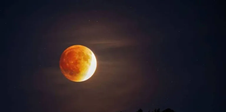 Eclipse lunar parcial visible esta noche: horarios y detalles del fenómeno astronómico