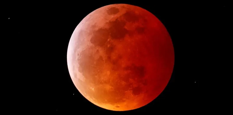 Eclipse lunar parcial visible esta noche: la Luna se tiñirá de rojo