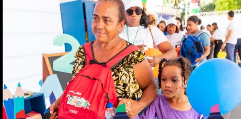 Alcaldía del DN entrega kits escolares y tablets a cambio de botellas plásticas recicladas