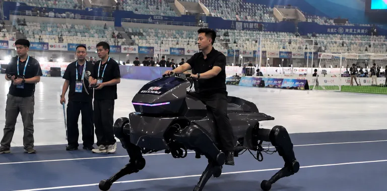 China presenta Qiji X1, un caballo robótico capaz de transportar personas