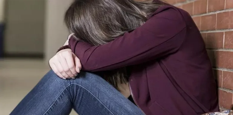Estudiantes que intentaron suicidarse denuncian estigma y falta de apoyo escolar