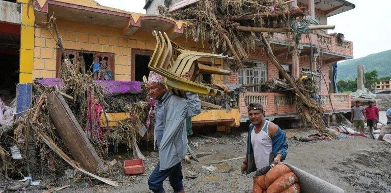 Desastre en Nepal: 804 muertos y más de 3.000 desaparecidos tras deslizamiento