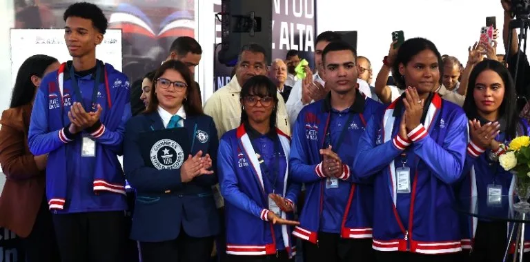 Jóvenes dominicanos intentan recuperar récord Guinness de lectura en voz alta