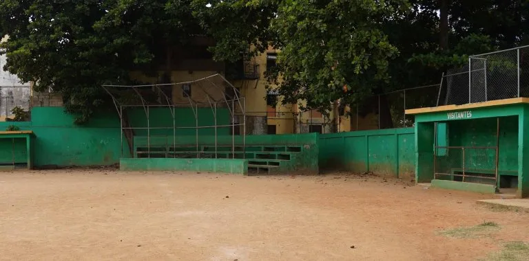 Comisionado Nacional de Béisbol anuncia intervención para rescatar campo Los Molinos en Villa Duarte