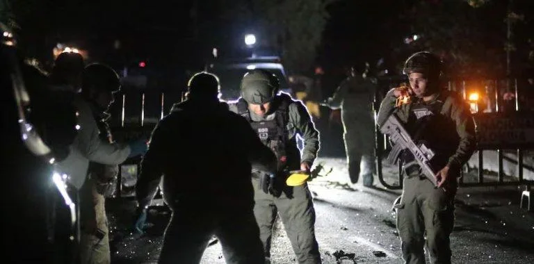 Atentado con coche bomba en Los Patios deja un muerto y 11 heridos