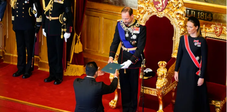 Haakon VIII es proclamado rey de Noruega tras la muerte de Harald V