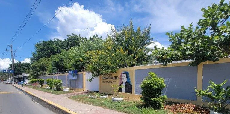 Escuela de Villa González suspende leche escolar tras intoxicación de 68 alumnos