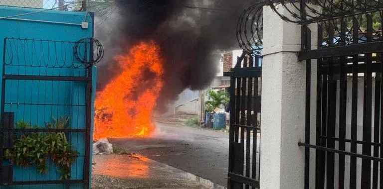 Incendio de vehículo en Ensanche La Fe genera alarma y daños parciales