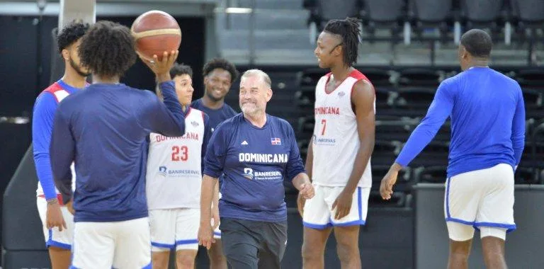 Néstor 'Ché' García destaca el potencial de 25 jugadores dominicanos de baloncesto