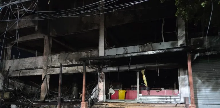 Incendio destruye apartamentos frente a la UASD y deja a decenas de familias sin hogar