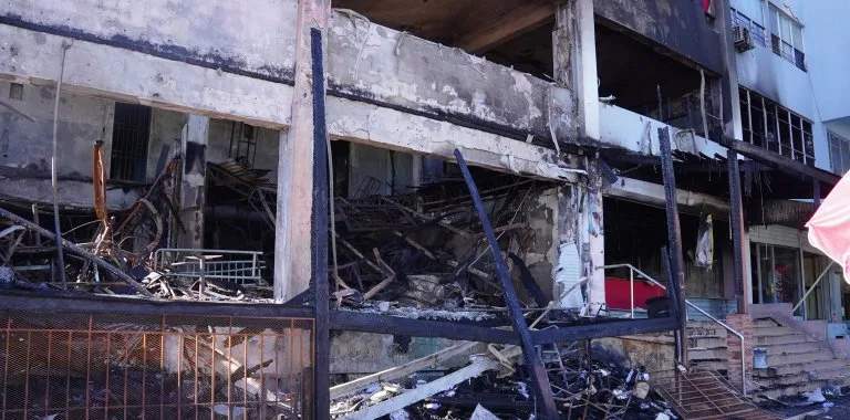Incendio frente a la UASD deja decenas de familias sin hogar y negocios destruidos
