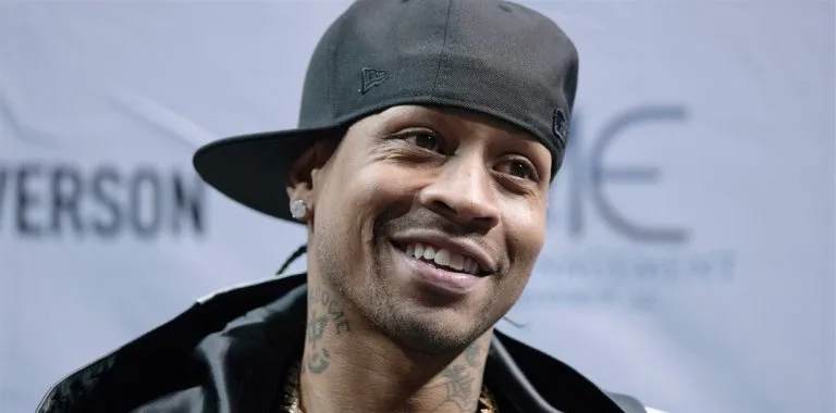 Allen Iverson llega a República Dominicana y es recibido por David Ortiz