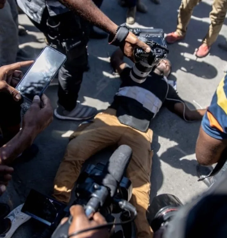 Fotoperiodistas agredidos durante funerales de víctimas de masacre en Haití