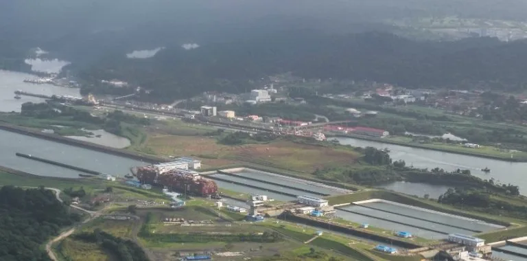 Canal de Panamá reduce tránsito diario por sequía vinculada a El Niño